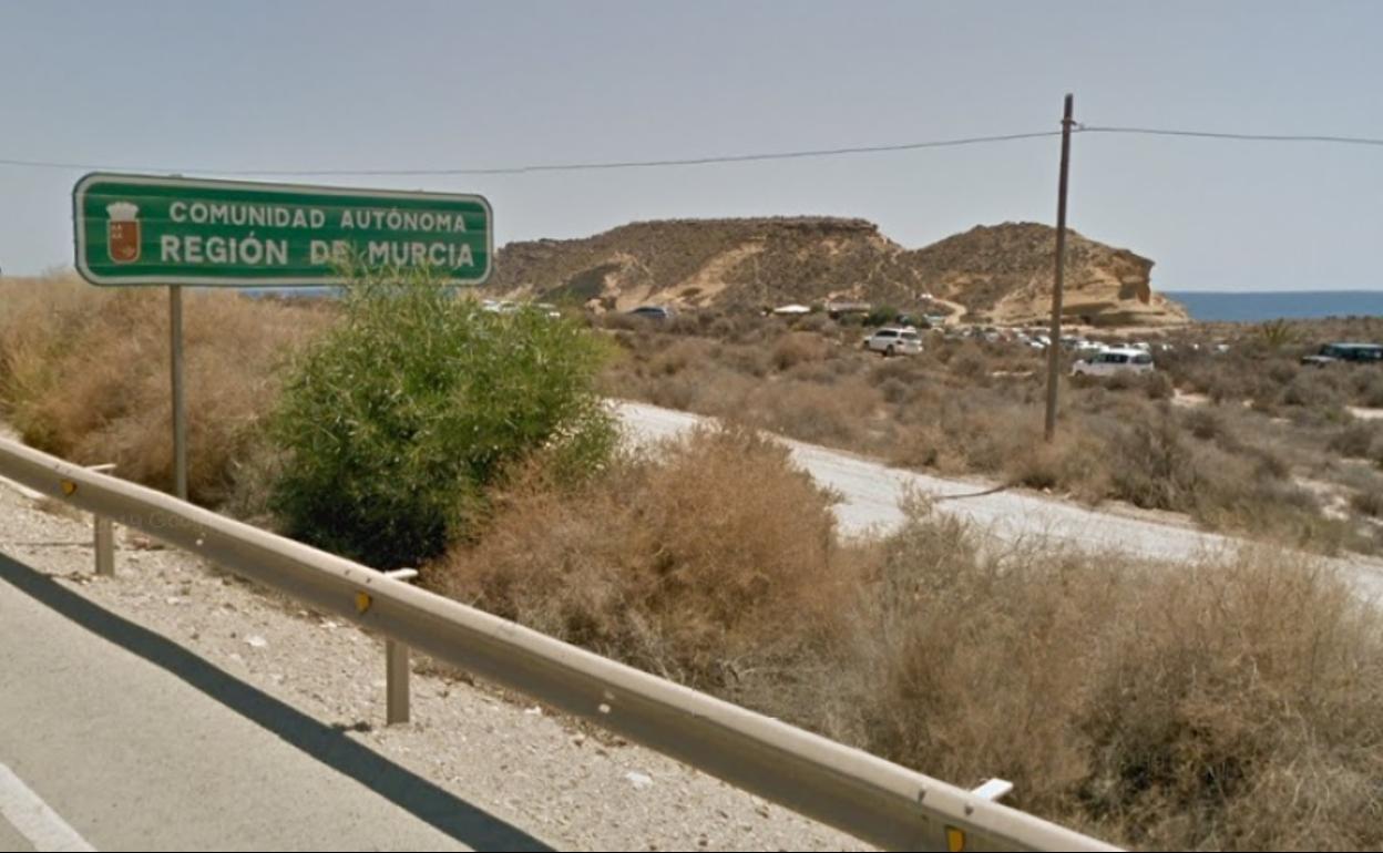 Un cartel apunta el límite con la Región de Murcia junto a la playa de Los Cocedores.