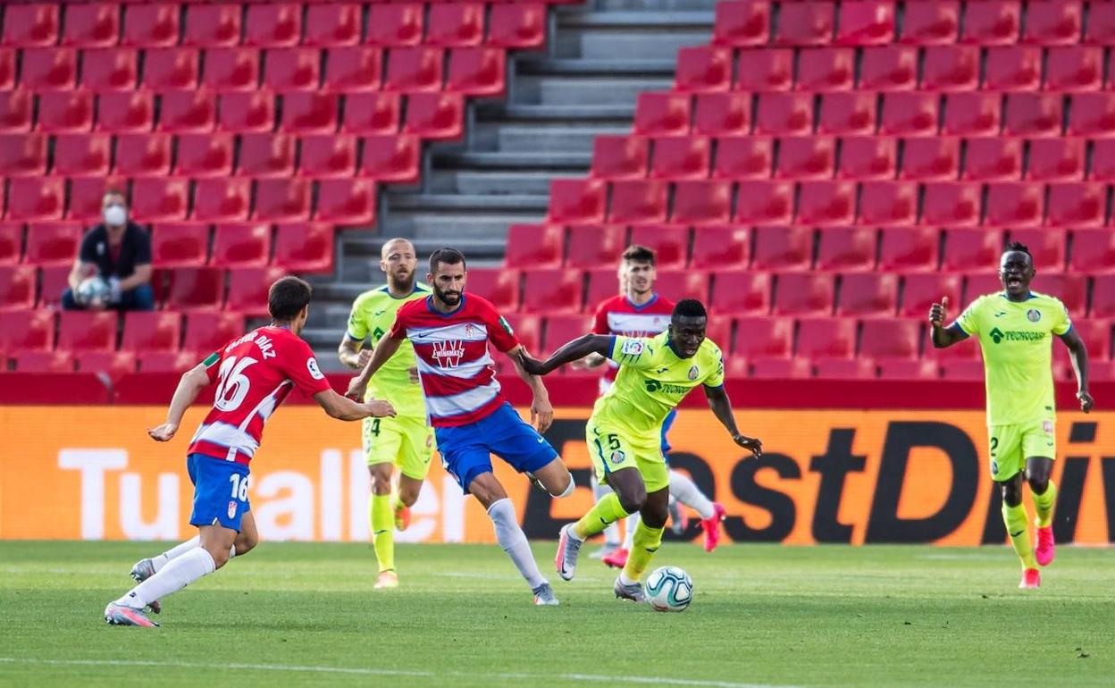 Lance del partido en la primera parte. 