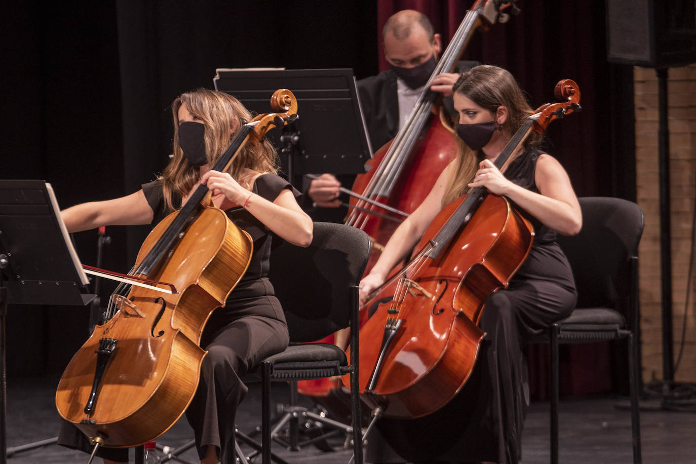 Imagen secundaria 1 - Arriba, Juan de Dios Mateos, durante su intervención. Abajo, dos momentos del concierto. 
