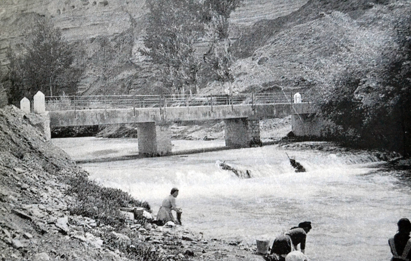 Mujeres lavando en el río Guardal. 