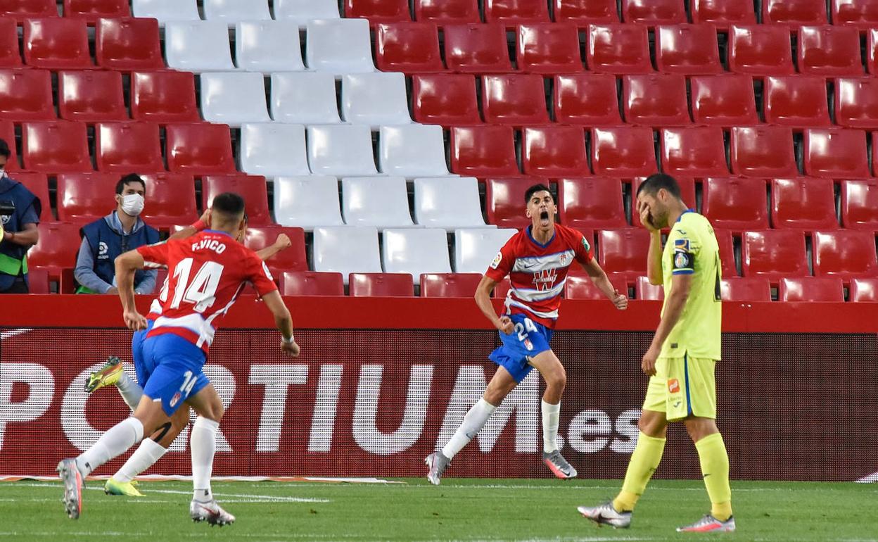 Carlos Fernández celebra ilusionado el gol de la victoria ante el Getafe. 