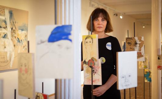 Carmen Almécija posa junto a las obras que conforman 'Border'.