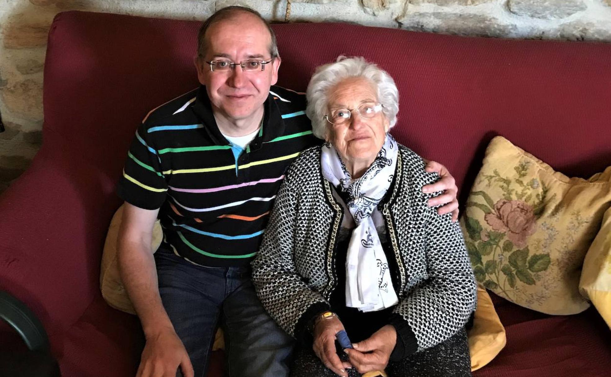 Rosario, que ha cumplido 90 abriles, y uno de sus hijos, José Luis Rosillo. 