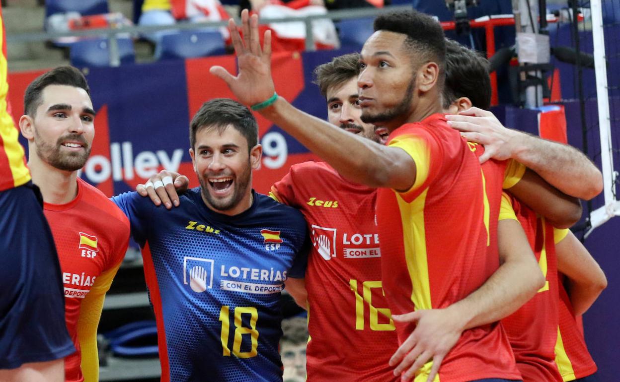 Colito, internacional con España, es uno opuesto con un ataque contundente. 