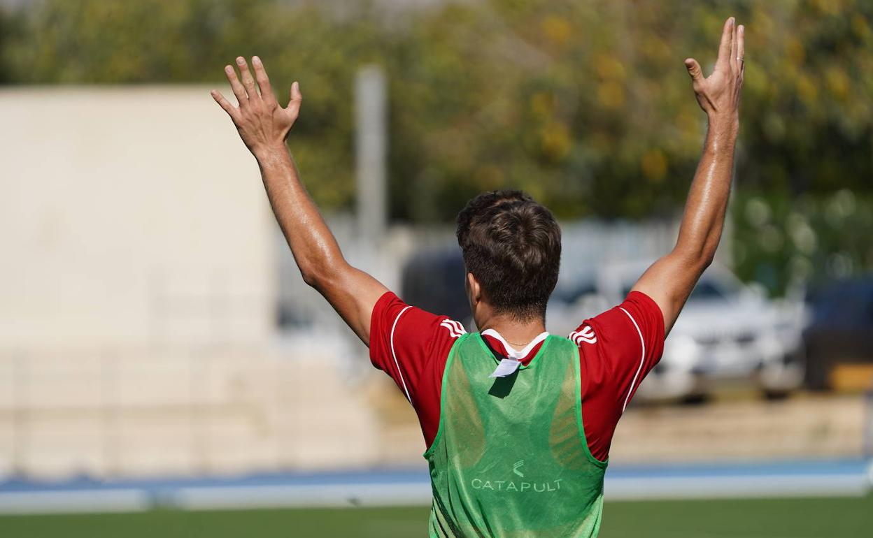 Corpas parece dar la voz de aviso: El fútbol ha vuelto. 