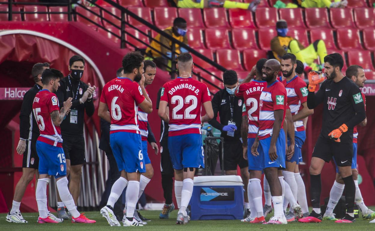 Los jugadores del Granada acuden a refrescarse durante una pausa de hidratación en el partido frente al Getafe. 