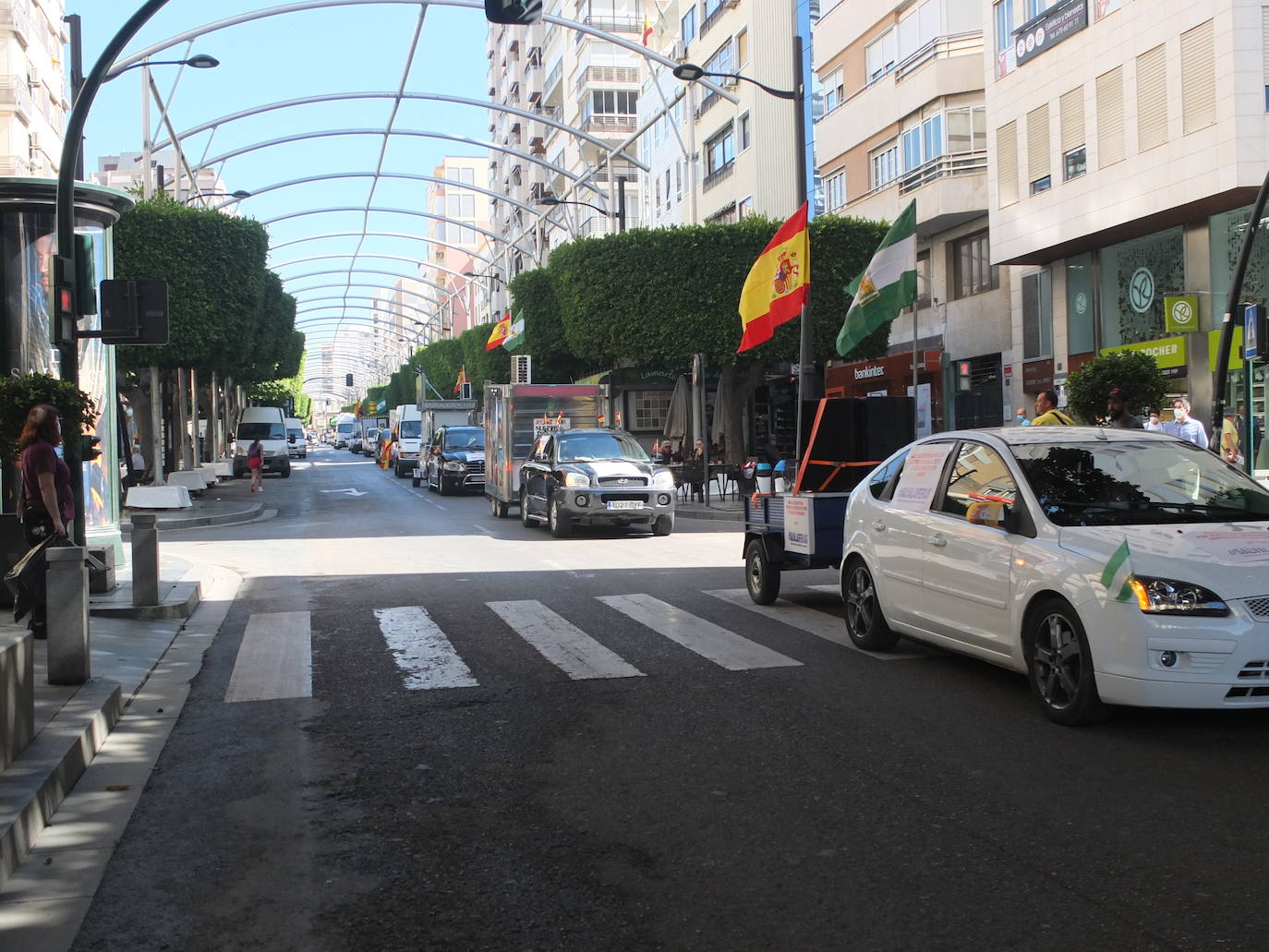 Los feriantes almerienses han recorrido este lunes las principales calles de la capital para reclamar ayudas al sector tras la suspensión de todas las ferias y verbenas de este verano por la Covid-19.