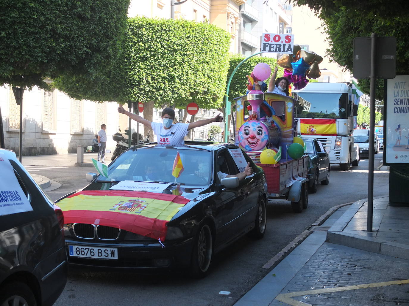 Los feriantes almerienses han recorrido este lunes las principales calles de la capital para reclamar ayudas al sector tras la suspensión de todas las ferias y verbenas de este verano por la Covid-19.