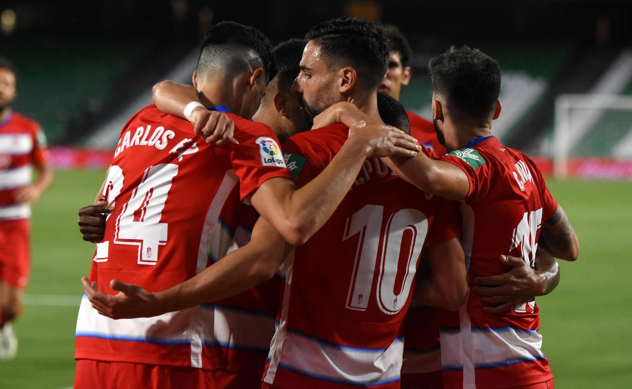 Los jugadores del Granada celebran en una piña el primero de sus goles en el Villamarín. 