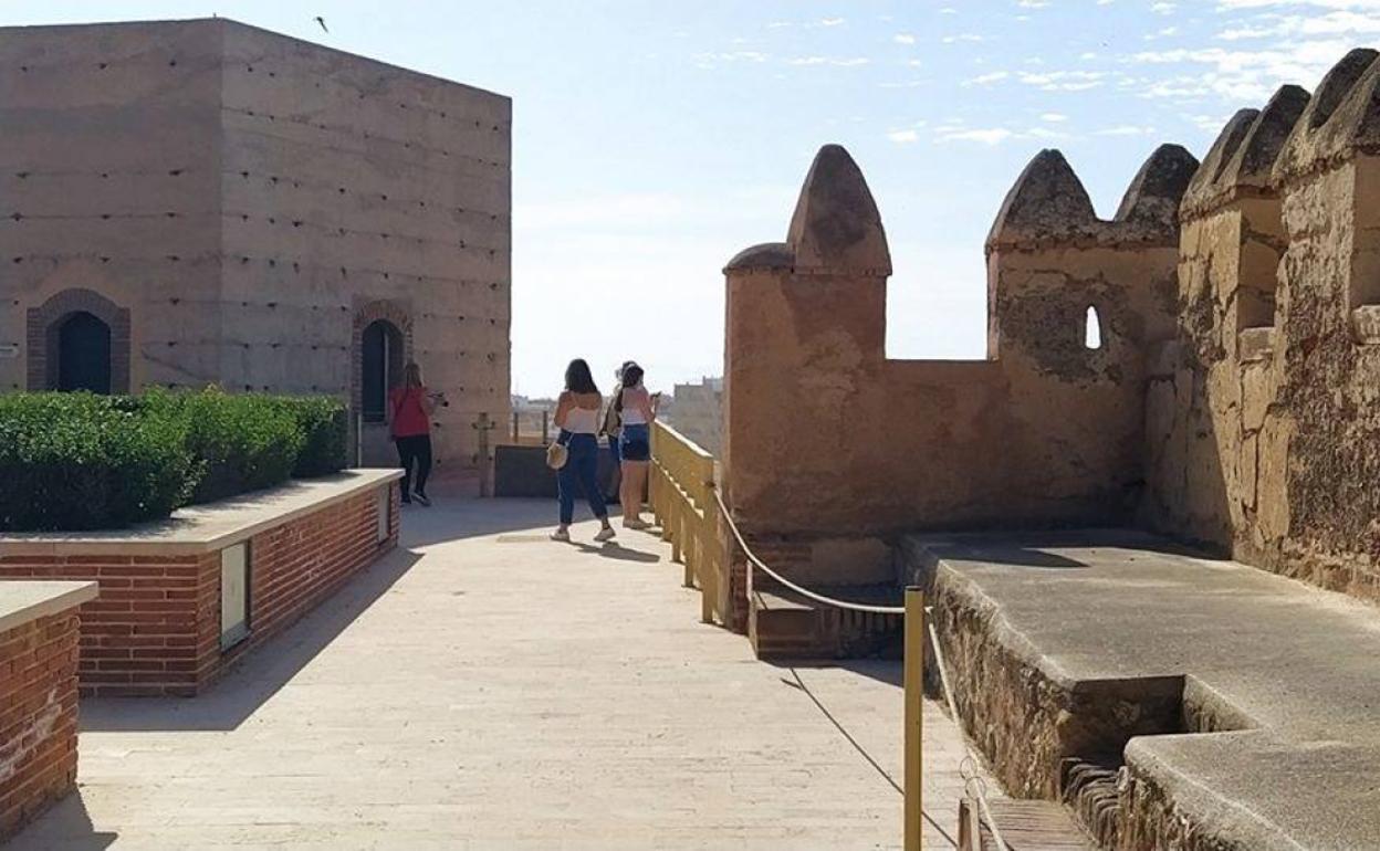 Los primeros visitantes de la Alcazaba, que se ofrece ahora para sesiones de fotos a puerta cerrada