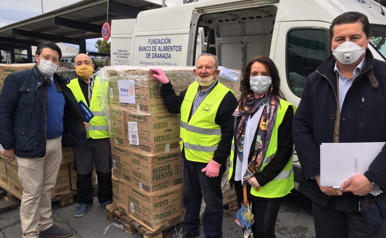 Bocanegra (dcha.) entrega comida al Banco de Alimentos con Covirán