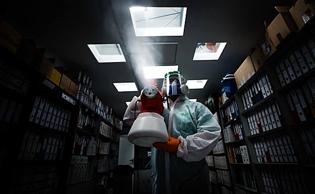 Un trabajador de Athisa desinfectando unas oficinas. 