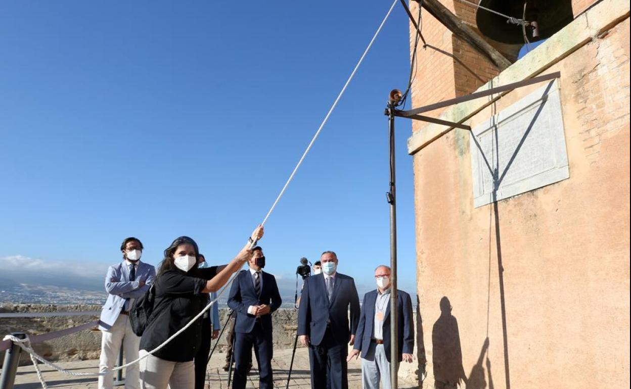 La primera visitante toca la campana de la Torre de la Vela.
