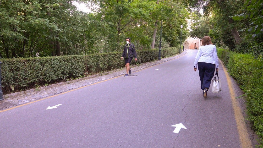Los primeros turistas han empezado a visitar el monumento emocionados por este momento histórico