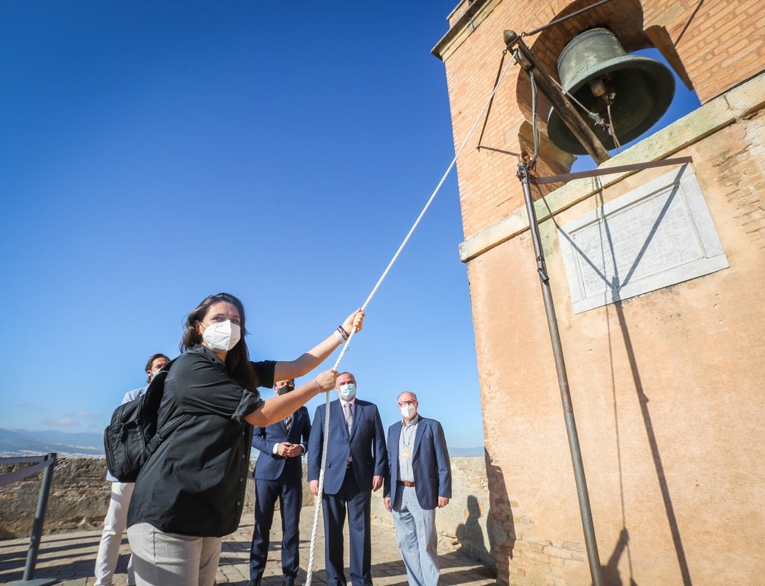 Los primeros turistas han empezado a visitar el monumento emocionados por este momento histórico