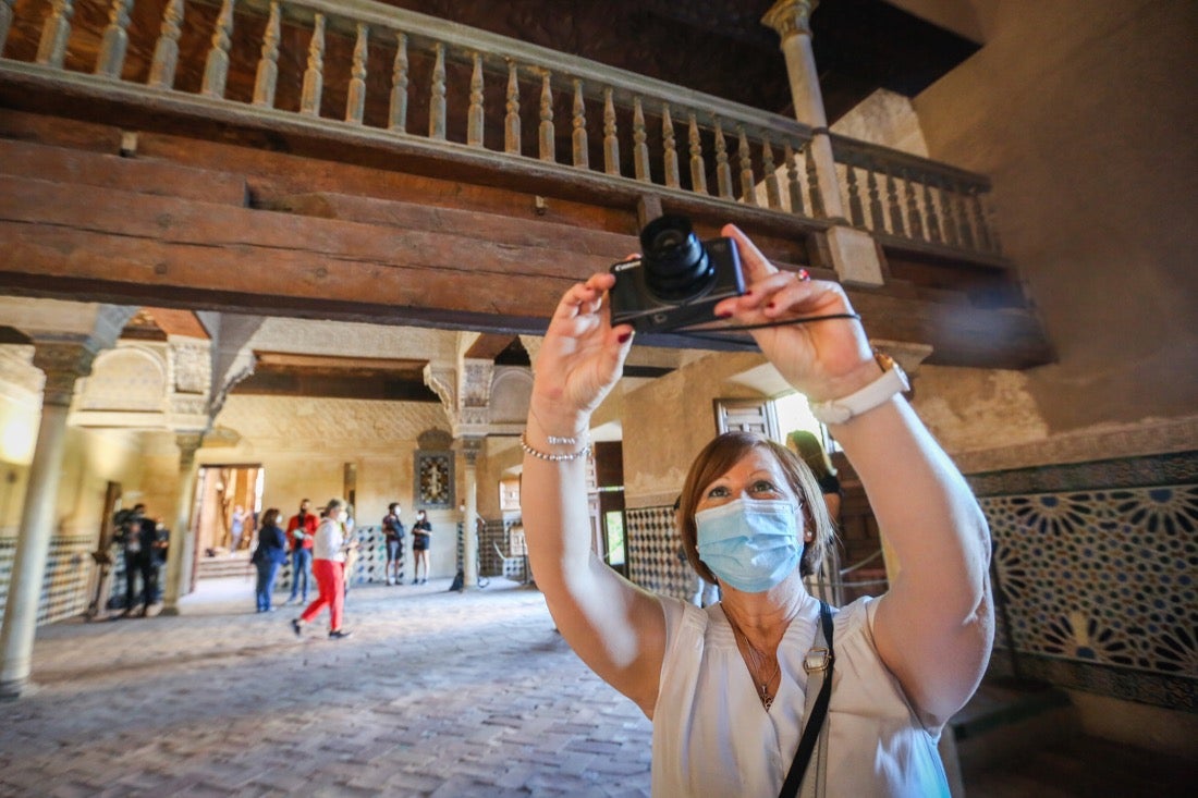 Los primeros turistas han empezado a visitar el monumento emocionados por este momento histórico