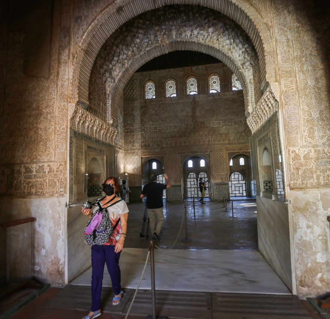 Los primeros turistas han empezado a visitar el monumento emocionados por este momento histórico