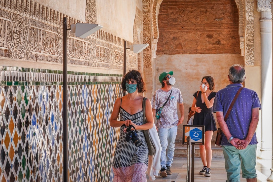 Los primeros turistas han empezado a visitar el monumento emocionados por este momento histórico