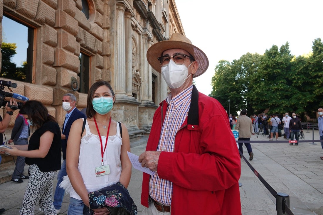 Los primeros turistas han empezado a visitar el monumento emocionados por este momento histórico