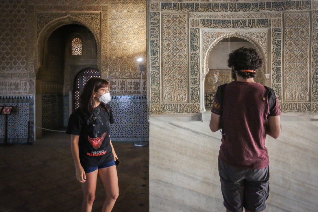 Los primeros turistas han empezado a visitar el monumento emocionados por este momento histórico