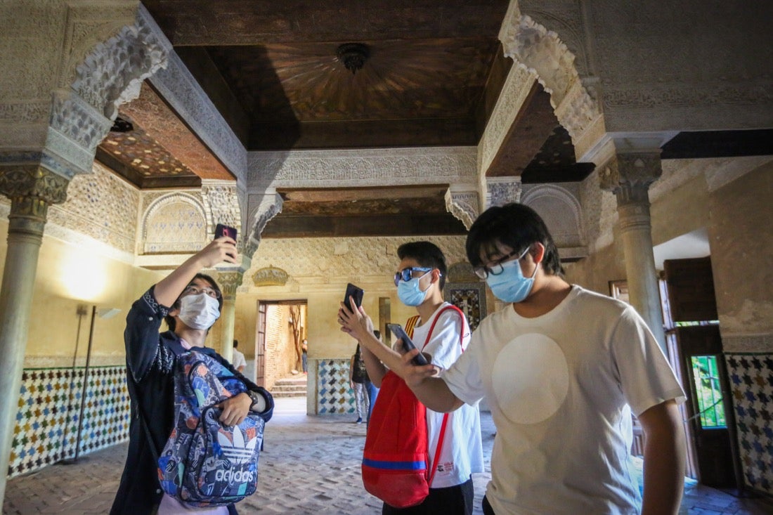 Los primeros turistas han empezado a visitar el monumento emocionados por este momento histórico