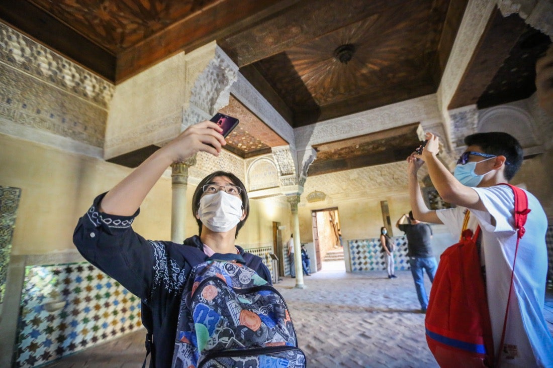 Los primeros turistas han empezado a visitar el monumento emocionados por este momento histórico