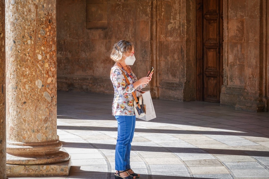 Los primeros turistas han empezado a visitar el monumento emocionados por este momento histórico