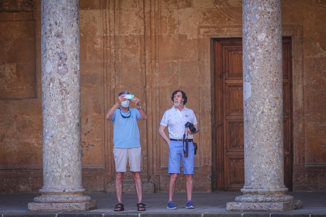 Los primeros turistas han empezado a visitar el monumento emocionados por este momento histórico
