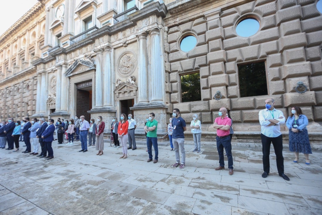 Los primeros turistas han empezado a visitar el monumento emocionados por este momento histórico