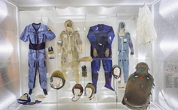 Imagen principal - Traje, gorrito Snoopy y una de las bolsas que se usaba para orinar (esta, por cierto se utilizó en la película 'Apolo 13'.