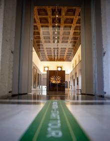 Imagen secundaria 2 - Arriba, vigilante en la sala primera del Museo. Abajo, pasillo que distribuye las estancias y entrada con la señalización colocada al efecto.