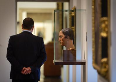 Imagen secundaria 1 - Arriba, vigilante en la sala primera del Museo. Abajo, pasillo que distribuye las estancias y entrada con la señalización colocada al efecto.
