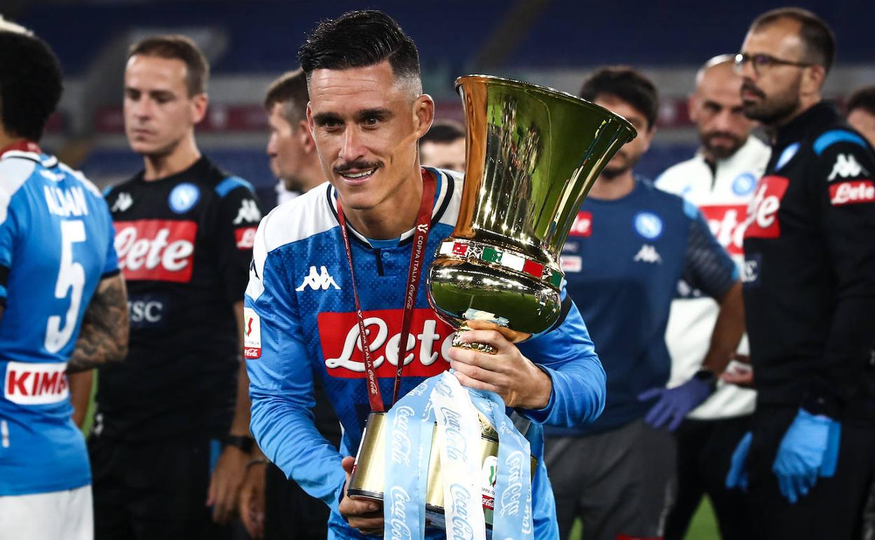 José Callejón posa junto al trofeo recién conseguido. 