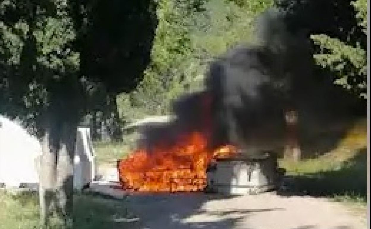 Incendio de contenedores en Villacarrillo.