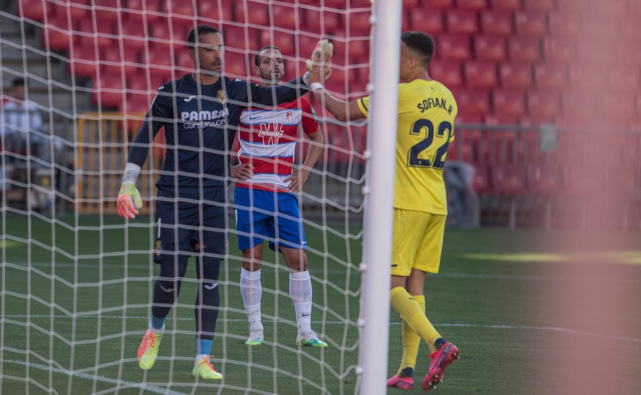 Soldado busca una explicación mientras Asenjo es felicitado por su compañero Sofian. 