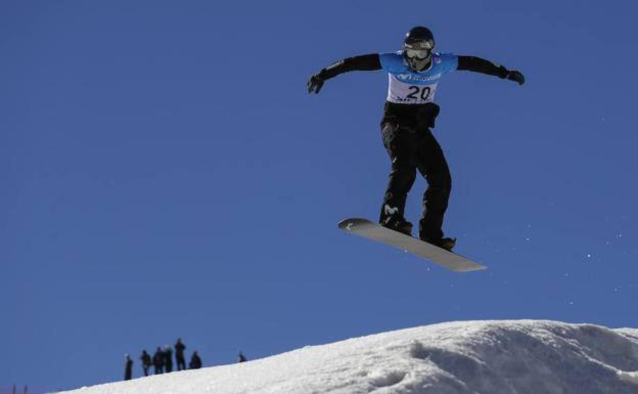 Regino Hernández, durante un entrenamiento en Sierra Nevada. 