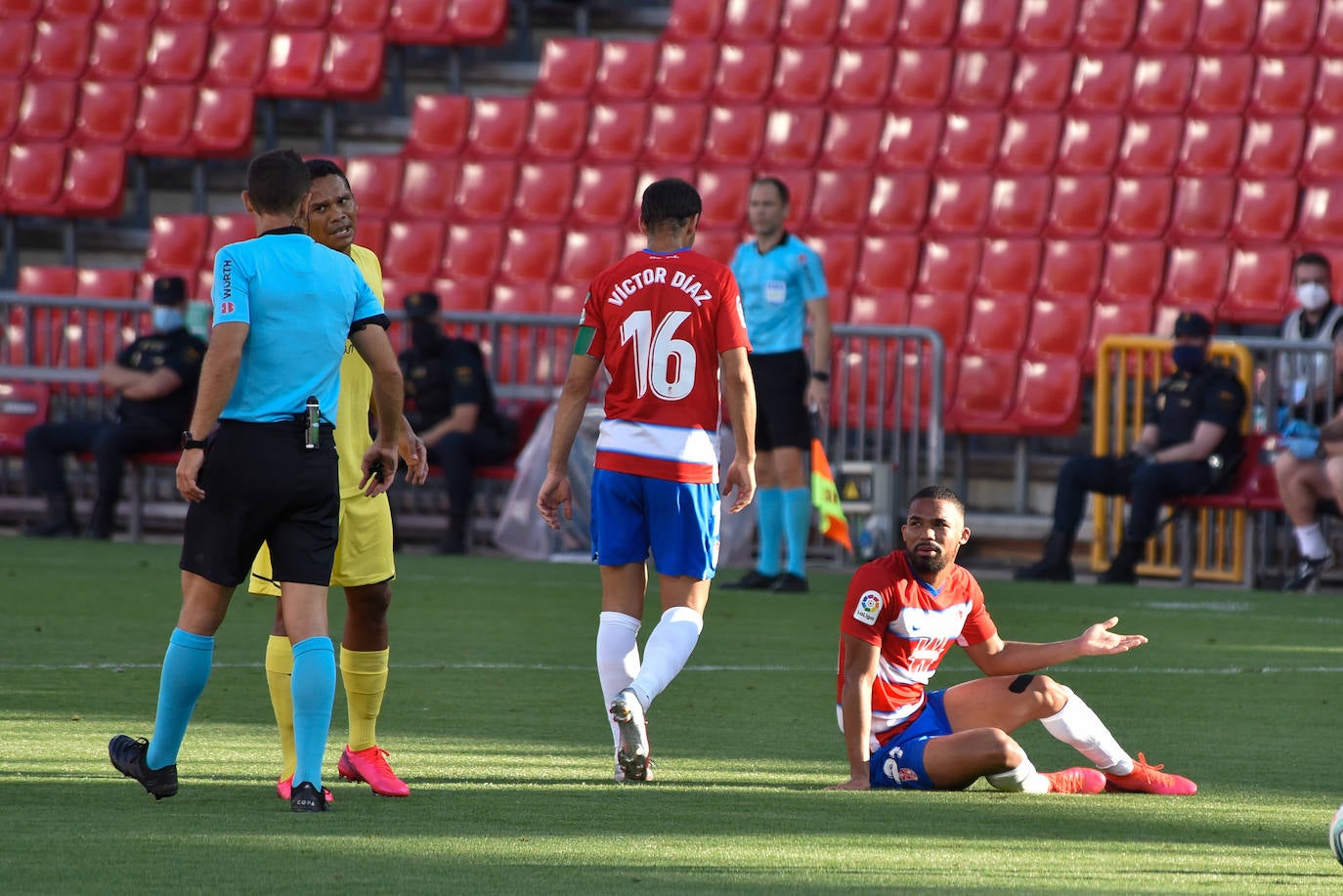 Víctor Díaz ayuda a levantarse a Yangel Herrera. 