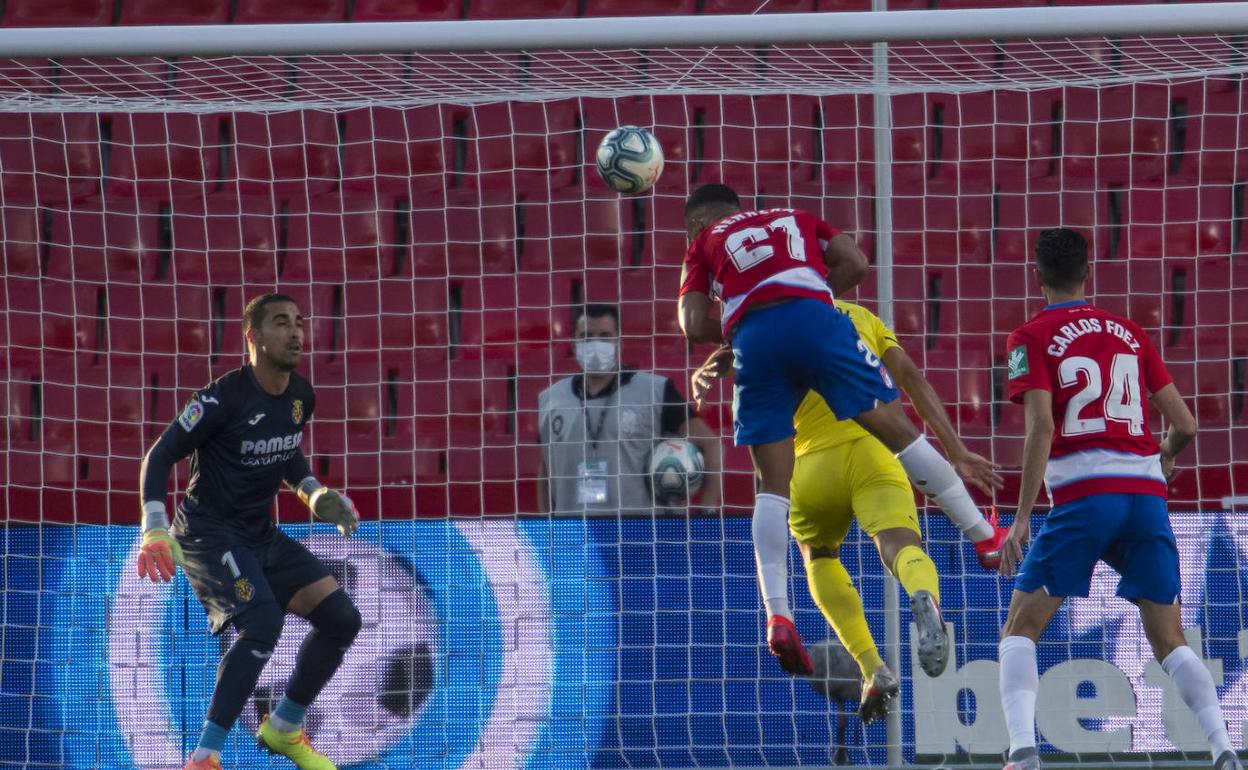 Yangel Herrera intenta cabecear un balón ante un atento Sergio Asenjo, que estuvo pletórico. 