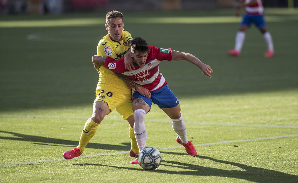 Carlos Neva pugna por un balón con Rubén Peña. 