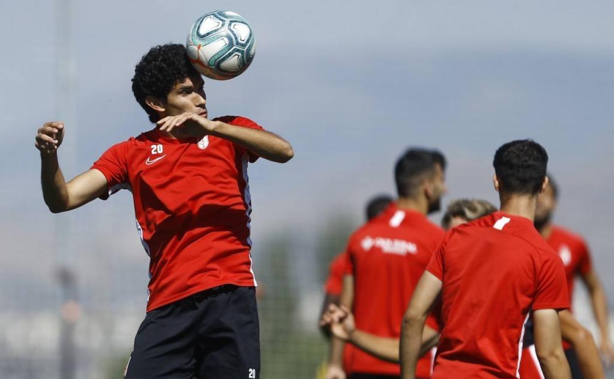 Vallejo cabecea durante un entrenamiento. 