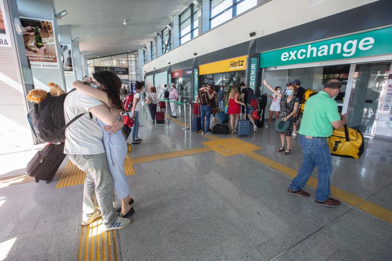 Medio cententar de granadinos regresan a su tierra con la nueva normalidad