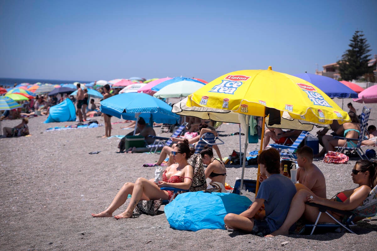 La Costa vive hoy su primer domingo de verano y de nueva normalidad. Aunque ha sido un poco más descafeinado de lo habitual, recién abiertas las 'fronteras' con otras autonomías, han sido muchos los que han querido disfrutar de la playa. La temperatura acompaña, aunque el agua todavía está fría