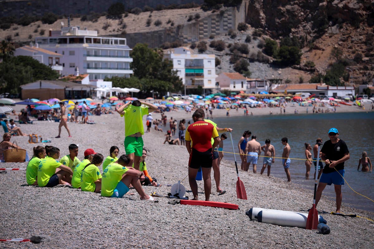 La Costa vive hoy su primer domingo de verano y de nueva normalidad. Aunque ha sido un poco más descafeinado de lo habitual, recién abiertas las 'fronteras' con otras autonomías, han sido muchos los que han querido disfrutar de la playa. La temperatura acompaña, aunque el agua todavía está fría