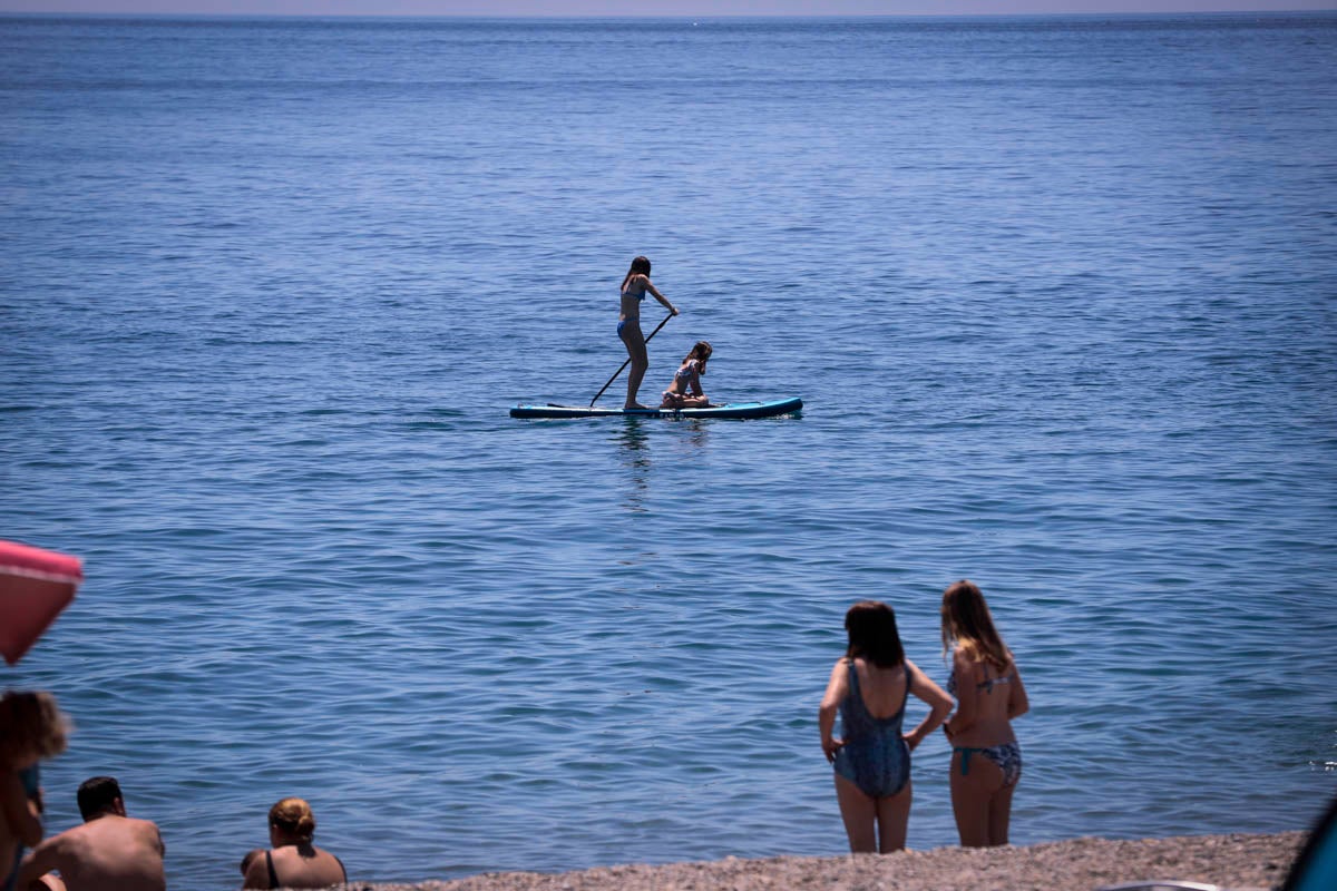 La Costa vive hoy su primer domingo de verano y de nueva normalidad. Aunque ha sido un poco más descafeinado de lo habitual, recién abiertas las 'fronteras' con otras autonomías, han sido muchos los que han querido disfrutar de la playa. La temperatura acompaña, aunque el agua todavía está fría