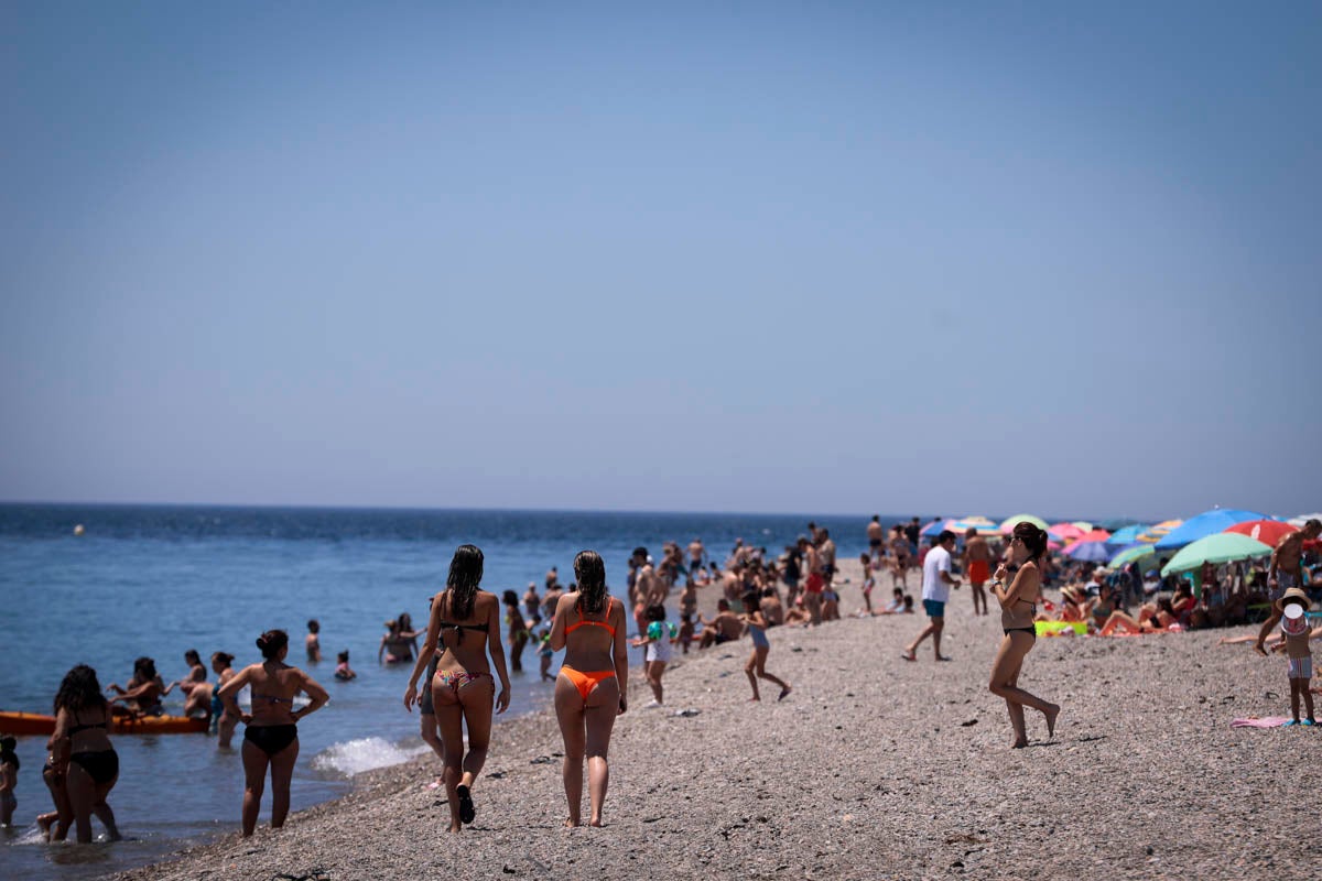 La Costa vive hoy su primer domingo de verano y de nueva normalidad. Aunque ha sido un poco más descafeinado de lo habitual, recién abiertas las 'fronteras' con otras autonomías, han sido muchos los que han querido disfrutar de la playa. La temperatura acompaña, aunque el agua todavía está fría