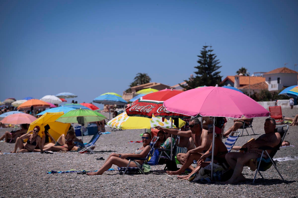 La Costa vive hoy su primer domingo de verano y de nueva normalidad. Aunque ha sido un poco más descafeinado de lo habitual, recién abiertas las 'fronteras' con otras autonomías, han sido muchos los que han querido disfrutar de la playa. La temperatura acompaña, aunque el agua todavía está fría