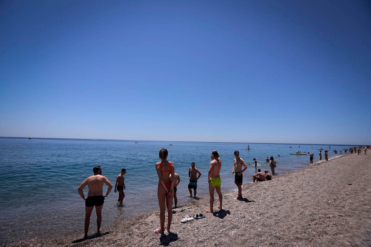 La Costa vive hoy su primer domingo de verano y de nueva normalidad. Aunque ha sido un poco más descafeinado de lo habitual, recién abiertas las 'fronteras' con otras autonomías, han sido muchos los que han querido disfrutar de la playa. La temperatura acompaña, aunque el agua todavía está fría