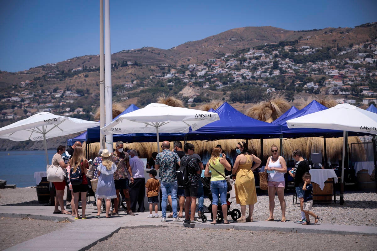 La Costa vive hoy su primer domingo de verano y de nueva normalidad. Aunque ha sido un poco más descafeinado de lo habitual, recién abiertas las 'fronteras' con otras autonomías, han sido muchos los que han querido disfrutar de la playa. La temperatura acompaña, aunque el agua todavía está fría