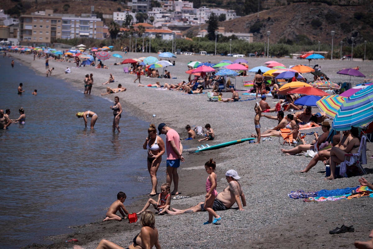 La Costa vive hoy su primer domingo de verano y de nueva normalidad. Aunque ha sido un poco más descafeinado de lo habitual, recién abiertas las 'fronteras' con otras autonomías, han sido muchos los que han querido disfrutar de la playa. La temperatura acompaña, aunque el agua todavía está fría