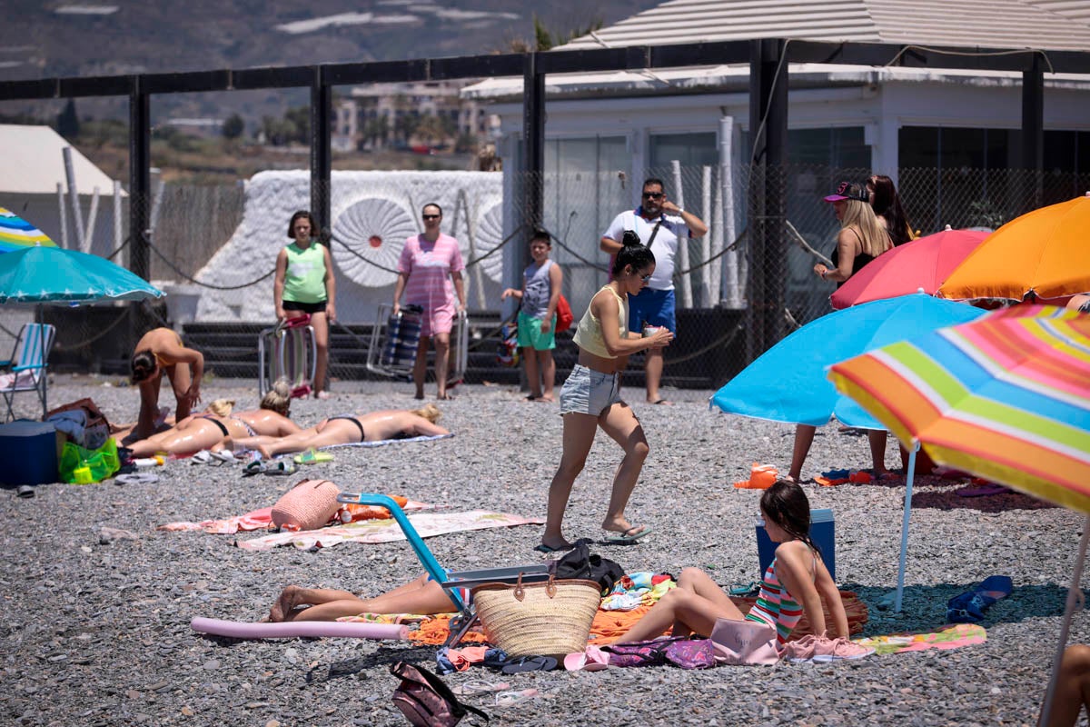 La Costa vive hoy su primer domingo de verano y de nueva normalidad. Aunque ha sido un poco más descafeinado de lo habitual, recién abiertas las 'fronteras' con otras autonomías, han sido muchos los que han querido disfrutar de la playa. La temperatura acompaña, aunque el agua todavía está fría